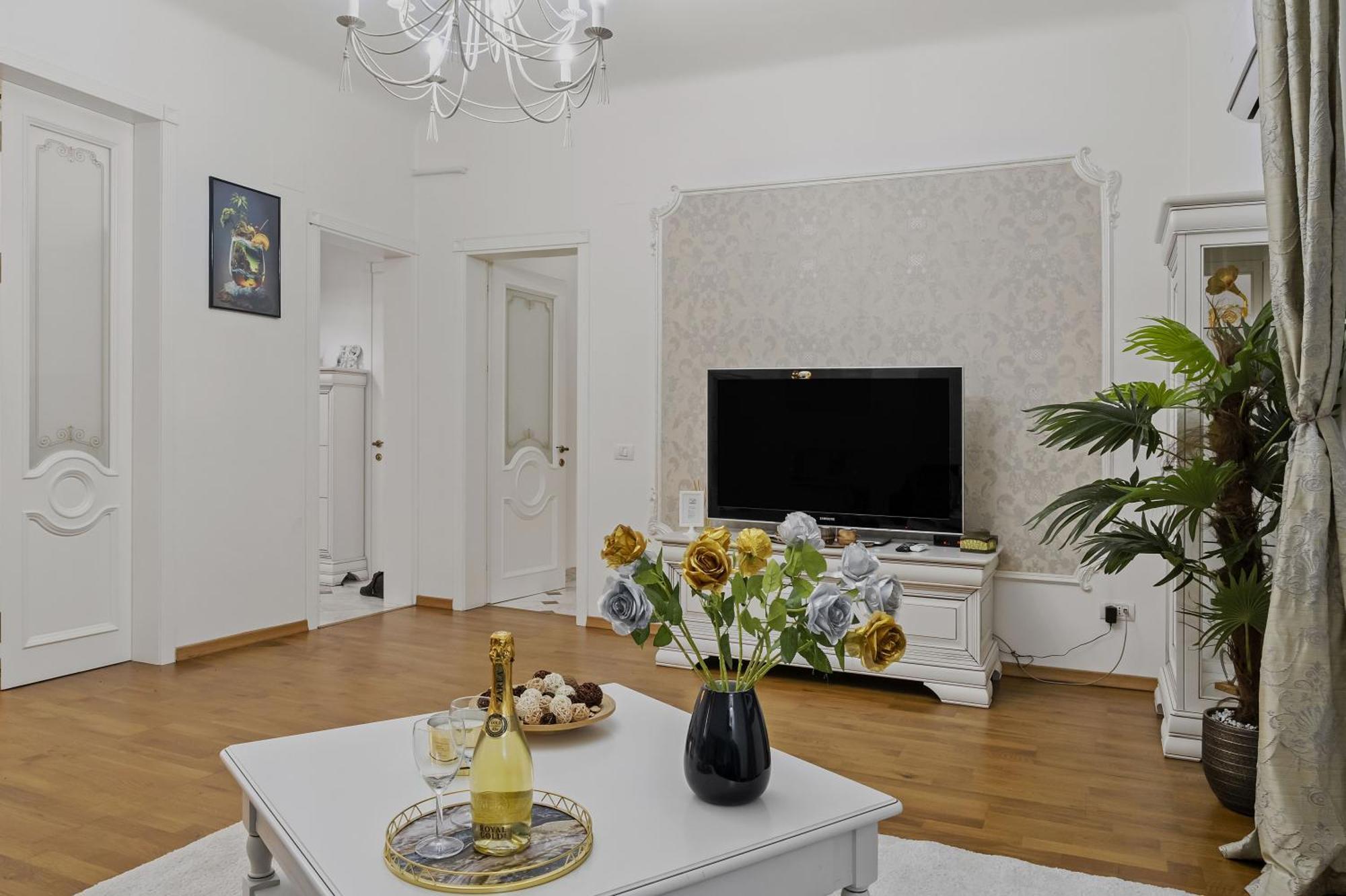 Sweet Luxury Three Rooms Apartment City Center Universitate Bucareste Exterior foto